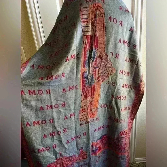 Beautiful Scarf/wrap from Rome - Picture 4 of 7